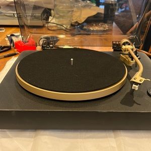 Heyday wireless turntable and power cord